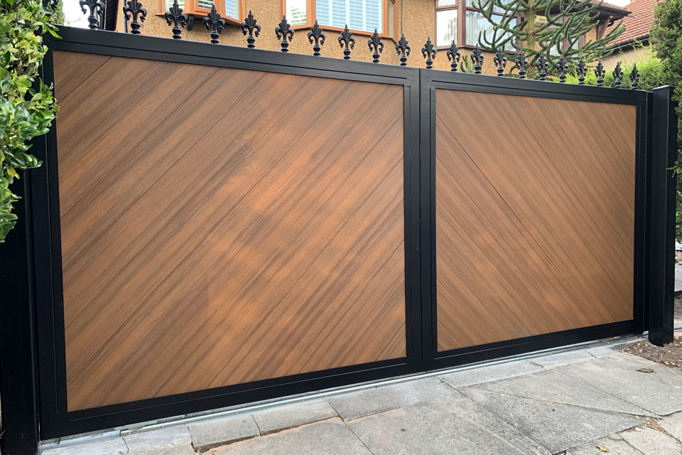Composite Drive Gate in Black and Oak