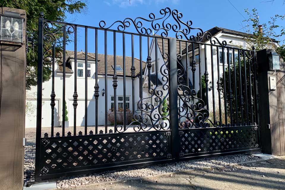 Traditional Style Electric Operated Entrance Gate
