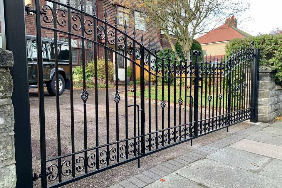 Traditional Style Entrance Gate