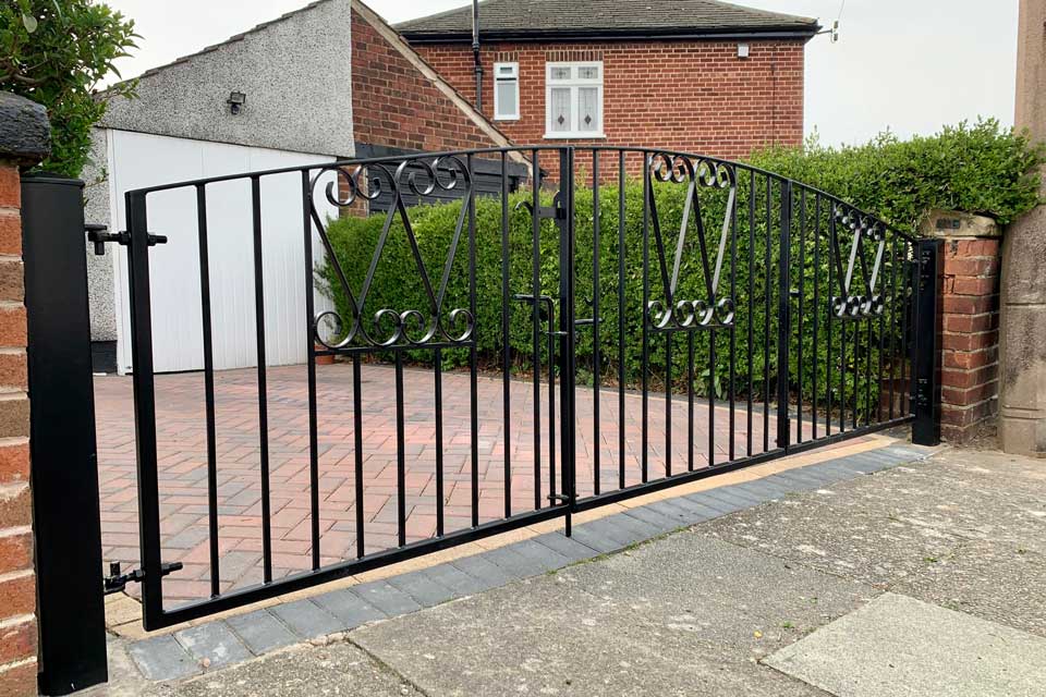 Traditional Driveway Gate with Curved Top