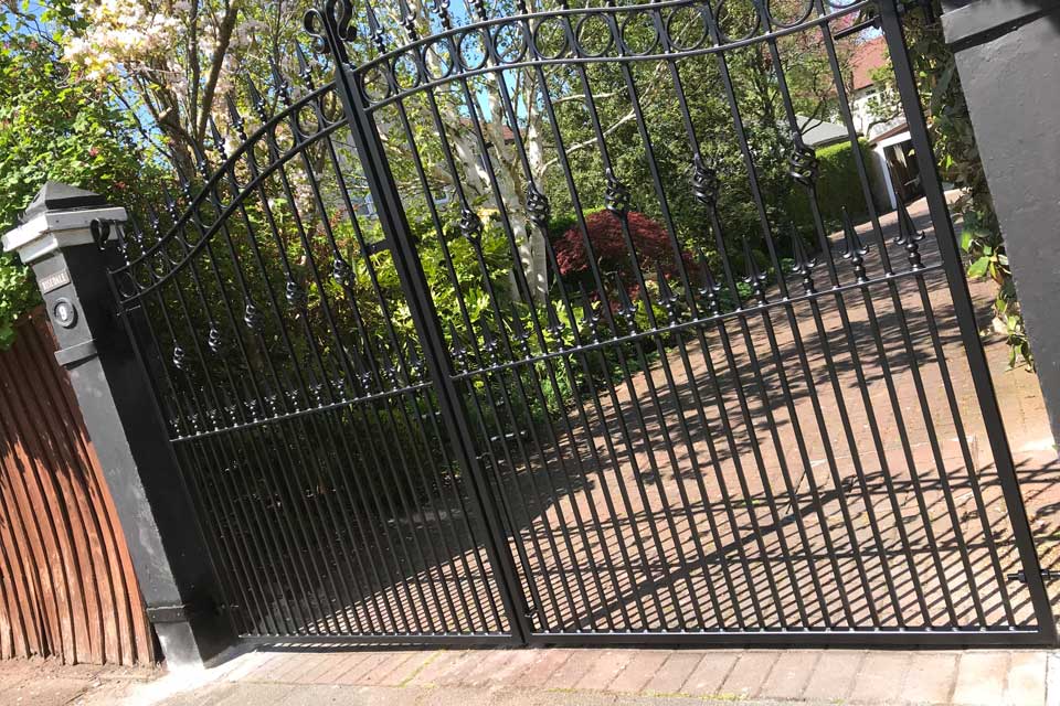 Traditional Style Entrance Gate with Curved Top
